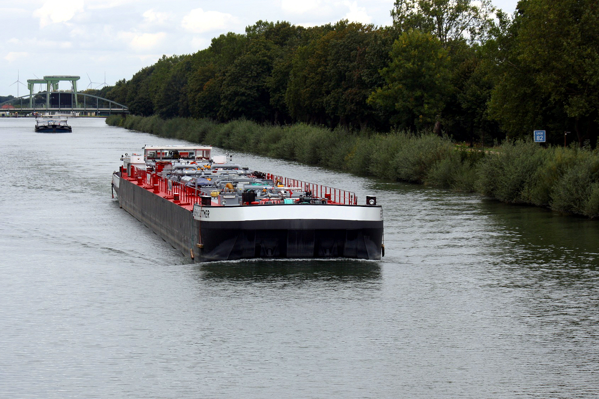 TMS BERNHARD DETTMER (ENI:04806430) L.99,96 B.9,50 T 1831 am 31.08.2020 auf dem WDK in Datteln zu Berg.