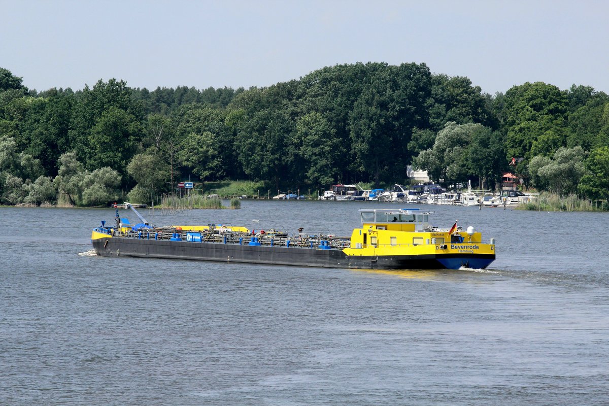 TMS Bevenrode (04018330 , 85,99 x 9,50m) am 28.06.2017 im Wendsee bei Kirchmöser. Im Hintergrund ein Ein/Ausgang vom Plauer Kanal. 