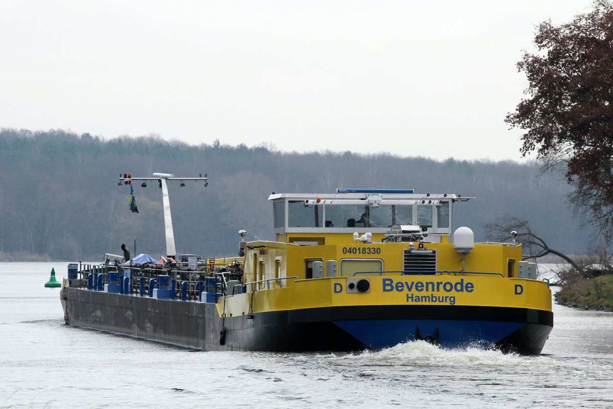 TMS Bevenrode (04018330 , 85,99 x 9,50m) am 03.12.2017 auf dem Sacrow-Paretzer-Kanal / Jungfernsee zu Berg nach Berlin Höhe Großes Horn. Ziel der Reise : Berliner Westhafen Becken II.  