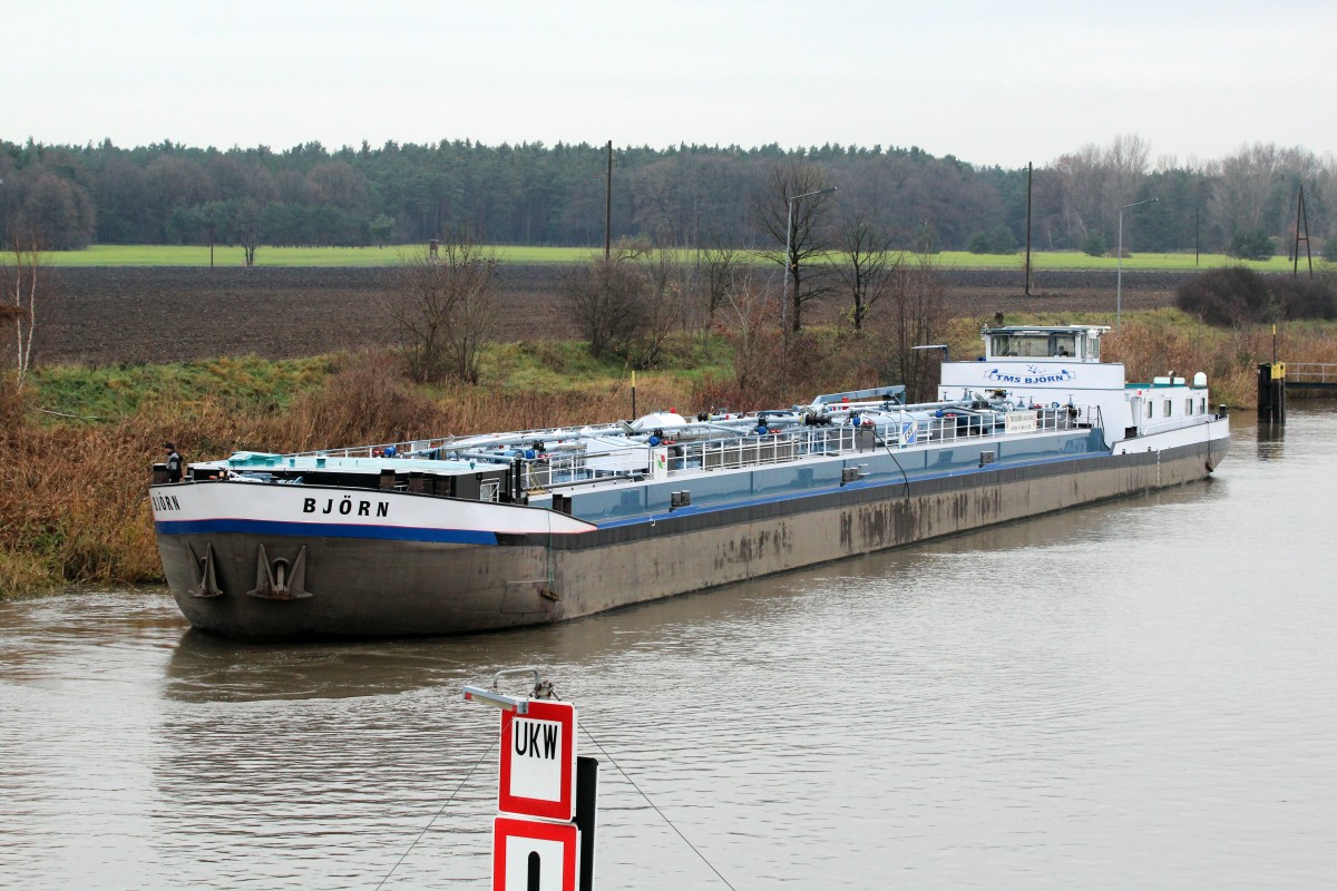 TMS Björn (04014340 , 85 x 9m) wartete am 25.11.2015 im unteren Vorhafen der Schleuse Zerben auf die Bergschleusung Richtung Magdeburg.