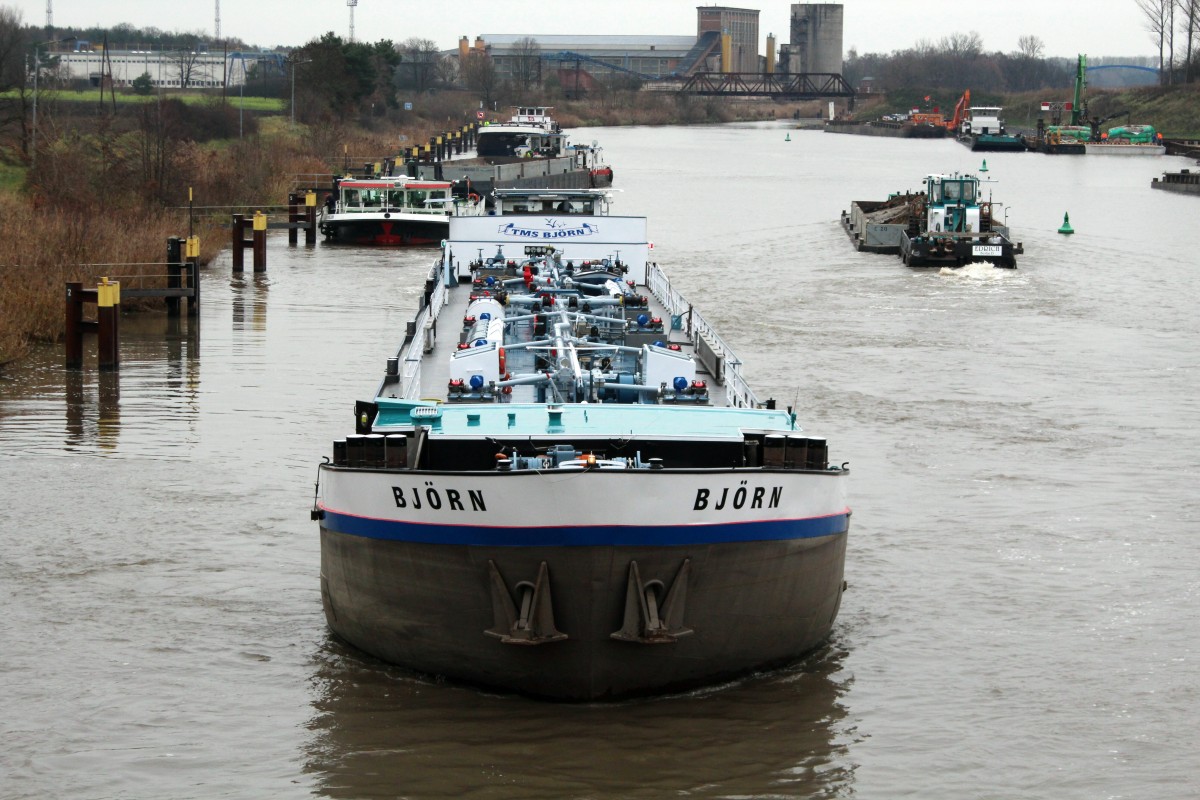 TMS Björn (04014340), Peilschiff Domfelsen v. WSA MD u.d. Schubverband m. Carrier 16 (04305100) u. SB SCH 2417 (05603830) legten am 25.11.2015 v.  unteren  Vorhafen ab um in die Schleuse Zerben z. Bergschleusung Richtung Magdeburg einzufahren.  