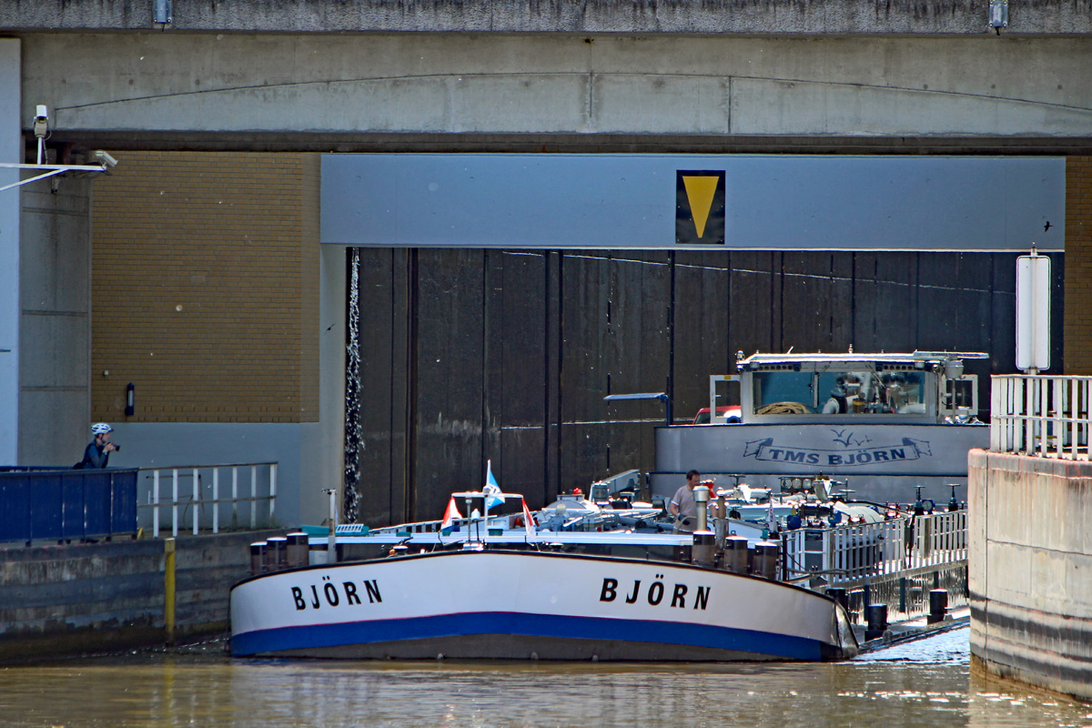 TMS Björn (04014340) verlässt am 04.06.2014 das Untertor der nördlichen Kammer der Doppelschleuse Hohenwarthe und fährt in Richtung Elbe-Havel-Kanal weiter. 