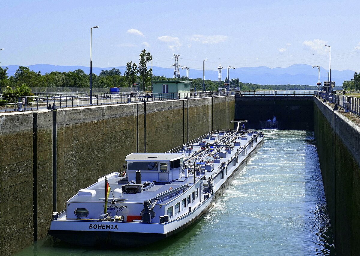 TMS Bohemia, wird in der Schleuse Vogelgrün/Elsaß rheinaufwärts geschleust, Juni 2025