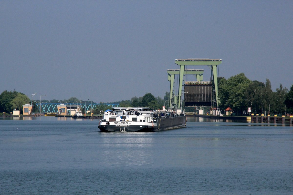 TMS Bolero IV (02332402 , 110 x 11,45m) am 14.05.2018 im Oberwasser der Schleuse Datteln (Wesel-Datteln-Kanal). Das TMS fuhr zur Talschleusung in die grosse Kammer (rechts mit dem geöffnetem Hubtor) ein. 