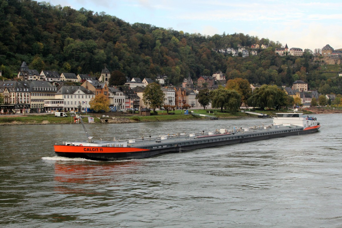 TMS Calcit 11 (02330190 , 110 x 11,45m) war am 21.10.2014 vor St.Goar auf Rhein-Bergfahrt.