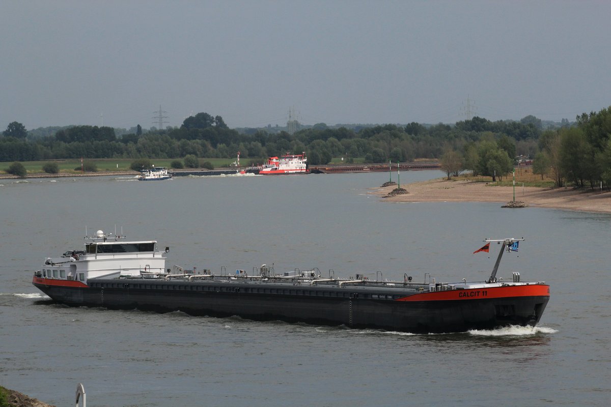 TMS Calcit 11 (02330190 , 110 x 11,45m) am 06.07.2017 auf Rhein-Talfahrt bei Rees.