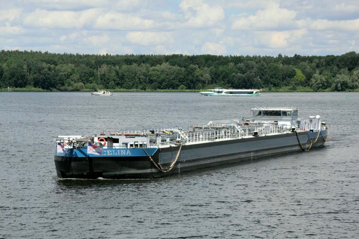 TMS  CELINA  (04811190 , 84,78 x 9,5m) am 28.06.2022 im  JUNGFERNSEE /  HAVEL zu Tal vor der Glienicker Brücke , der Landesgrenze von Berlin/Brandenburg.