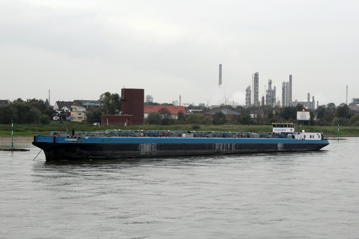 TMS Chamsin (02324743 , 108,5 x 11,40m) ankerte am 23.10.2014 im Rhein bei km 709,5