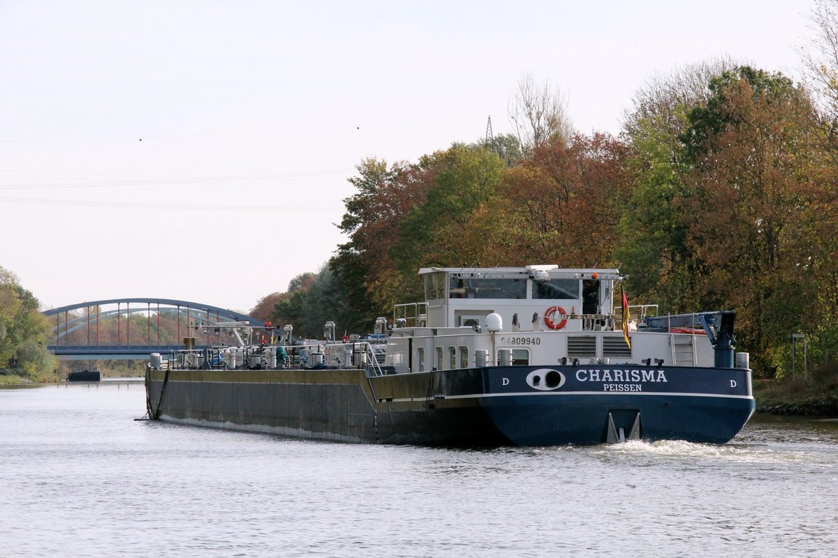 TMS Charisma (04809940 , 86 x 9,50m) am 26.10.2019 im Sacrow-Paretzer-Kanal / UHW Höhe Schlänitzsee auf Bergfahrt zum Kraftwerk Reuter in Berlin.