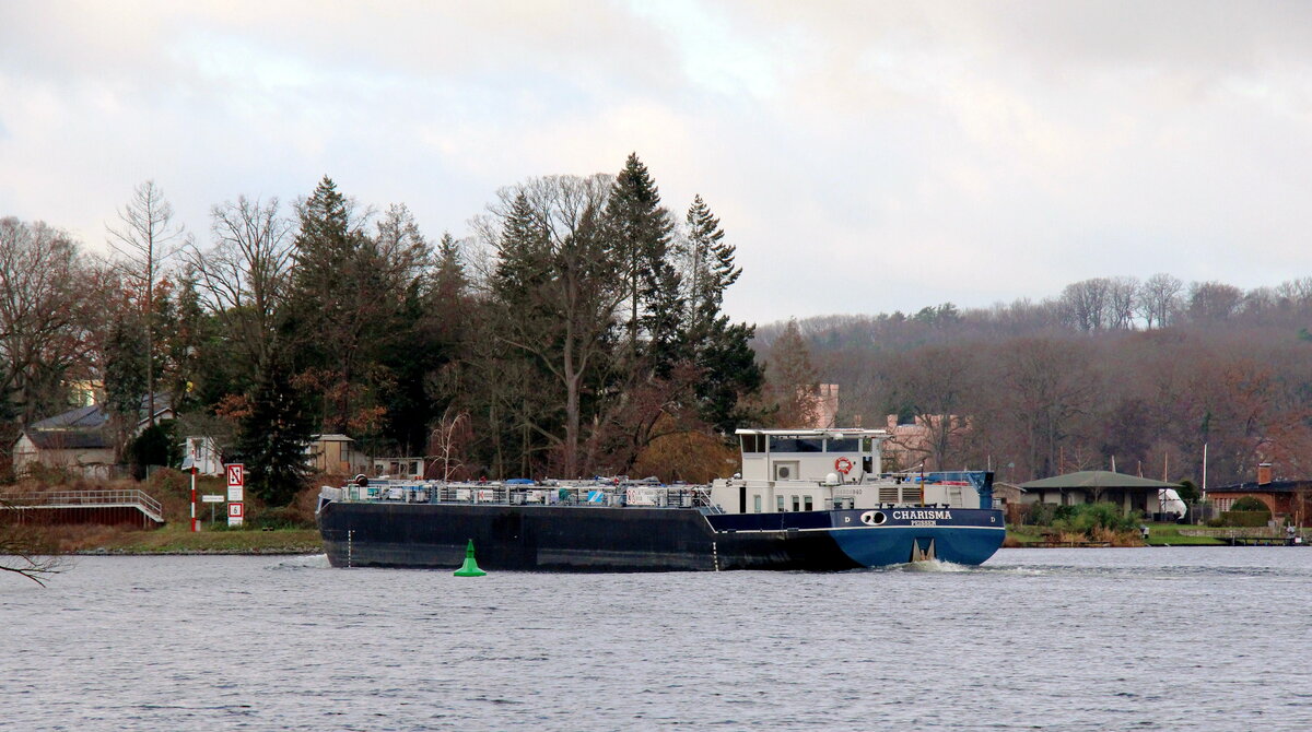 TMS  CHARISMA  (04809940 , 86 x 9,50m) am 16.12.2021 im JUNGFERNSEE / Sacrow-Paretzer-Kanal / UNTERE HAVEL-WASSERSTRASSE  vor dem Grossen Horn bei Nedlitz auf Talfahrt.