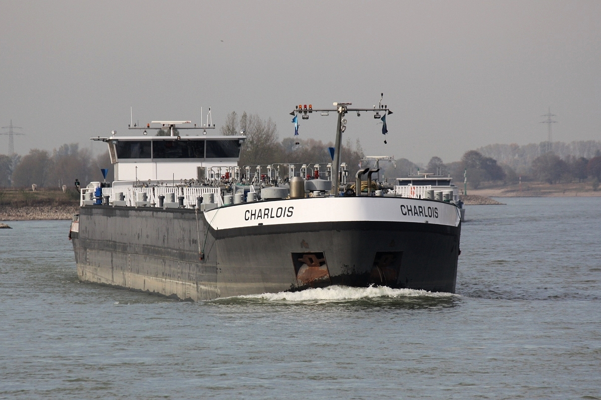 TMS Charlois (ENI:02333461) Maschine 2x Cummins QSK 38 2x 1400 PS am 09.10.2018 auf Bergfahrt in Xanten.