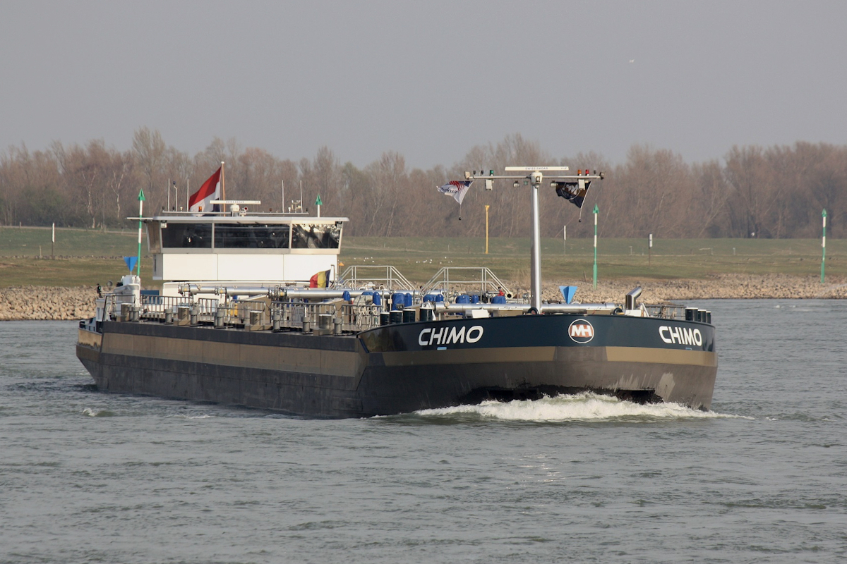 TMS CHIMO (ENI:02337215) L.110 m B.11,45 m T 3149 flagge Niederlande auf dem Rhein zu Berg am 20.03.2022 in Xanten.