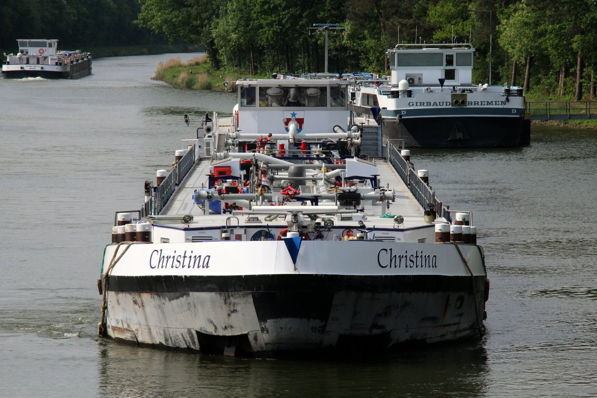 TMS Christina (02329496 , 85,85 x 9,50m) am 12.05.2018 bei der Einfahrt in die DEK-Schleuse Venhaus zu Berg.