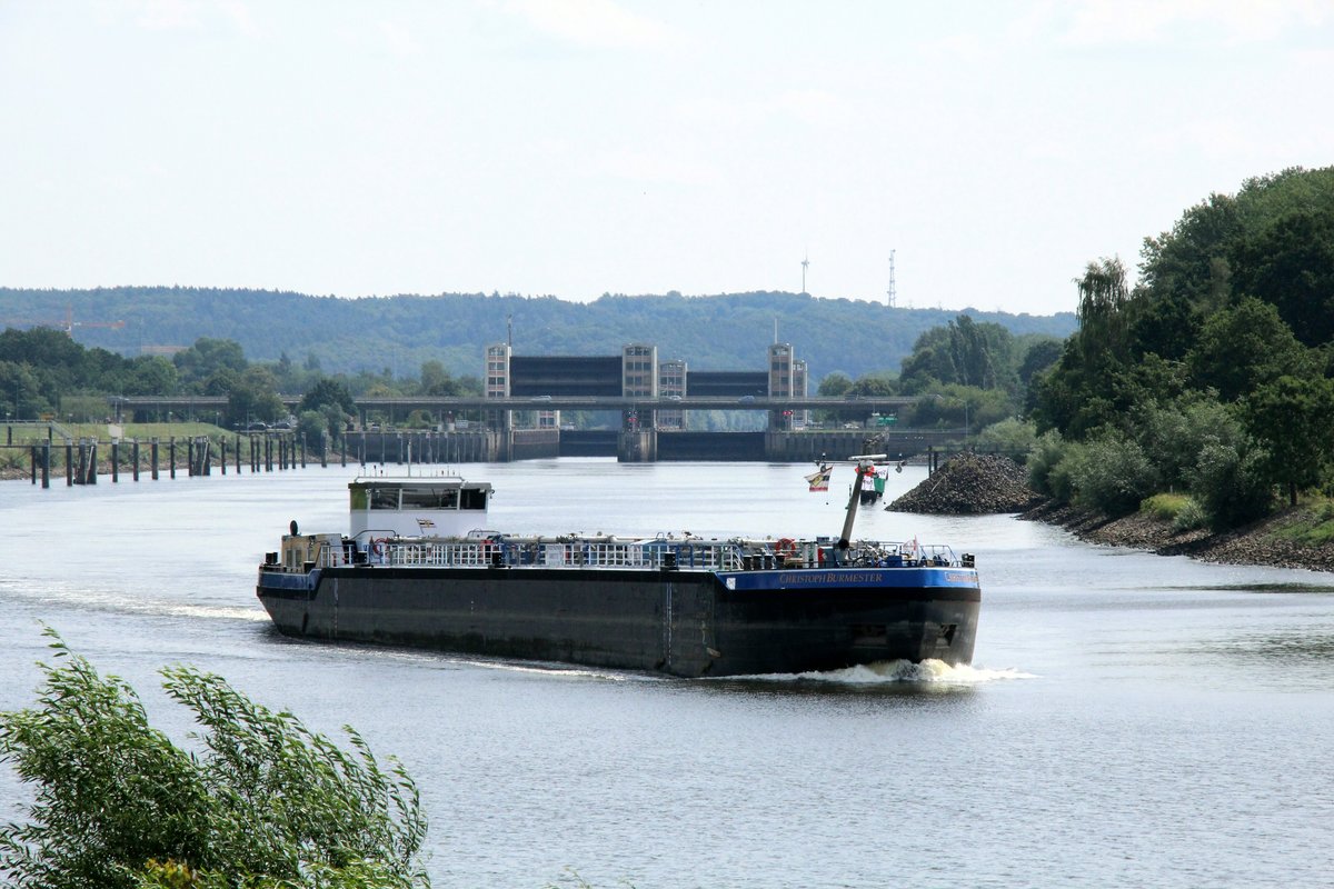 TMS Christoph Burmester (04807170 , 86 x 9,5m) am 20.07.2019 im Schleusenkanal / Elbe von Geesthacht auf Talfahrt. Im Hintergrund die Schleuse. 