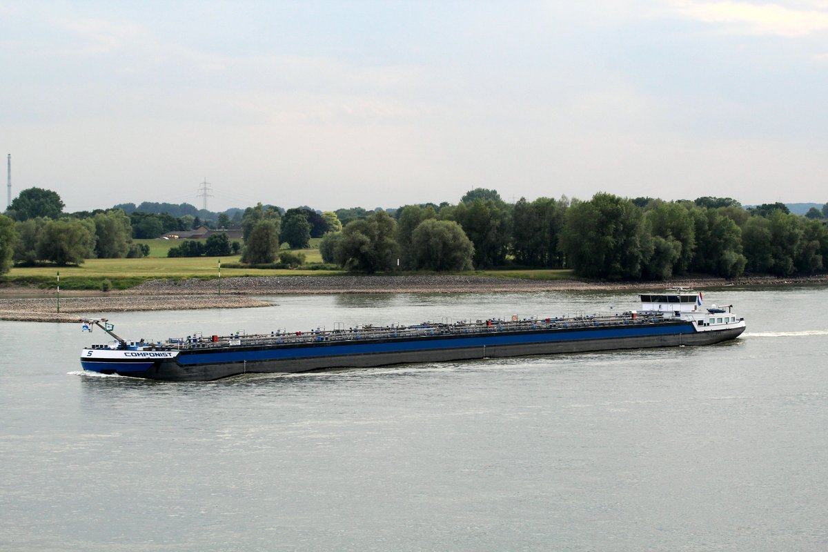 TMS Composit (02332517 , 135 x 11,45m) am 06.07.2017 bei Rees auf Rhein-Bergfahrt.