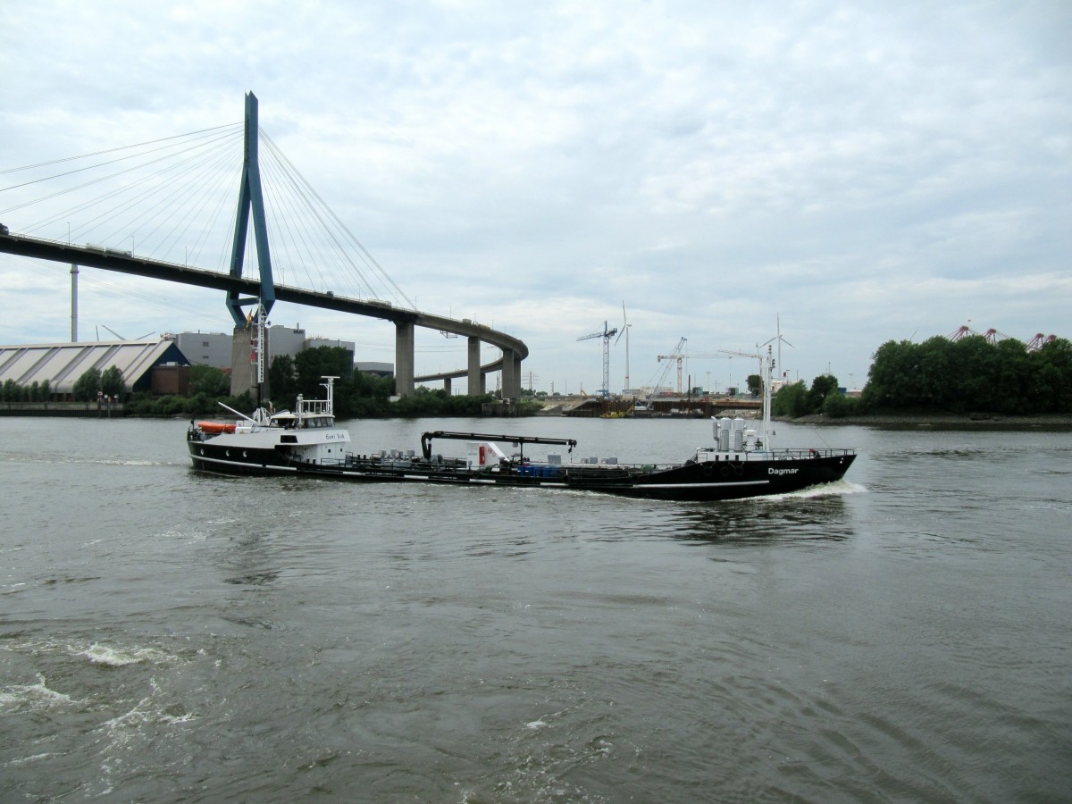 TMS Dagmar (8835748 , 50 x 7) hat am 03.07.2014 die Köhlbrandbrücke auf der Süderelbe / im Hafenn HH unterquert und fährt den Köhlbrand zu Tal.