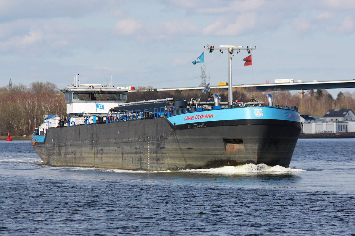 TMS DANIEL DEYMANN ENI:02332046 L.86 m B.11,45 m T 2360 Flagge Deutschland im NOK am 05.04.2023 bei Schacht Audorf.