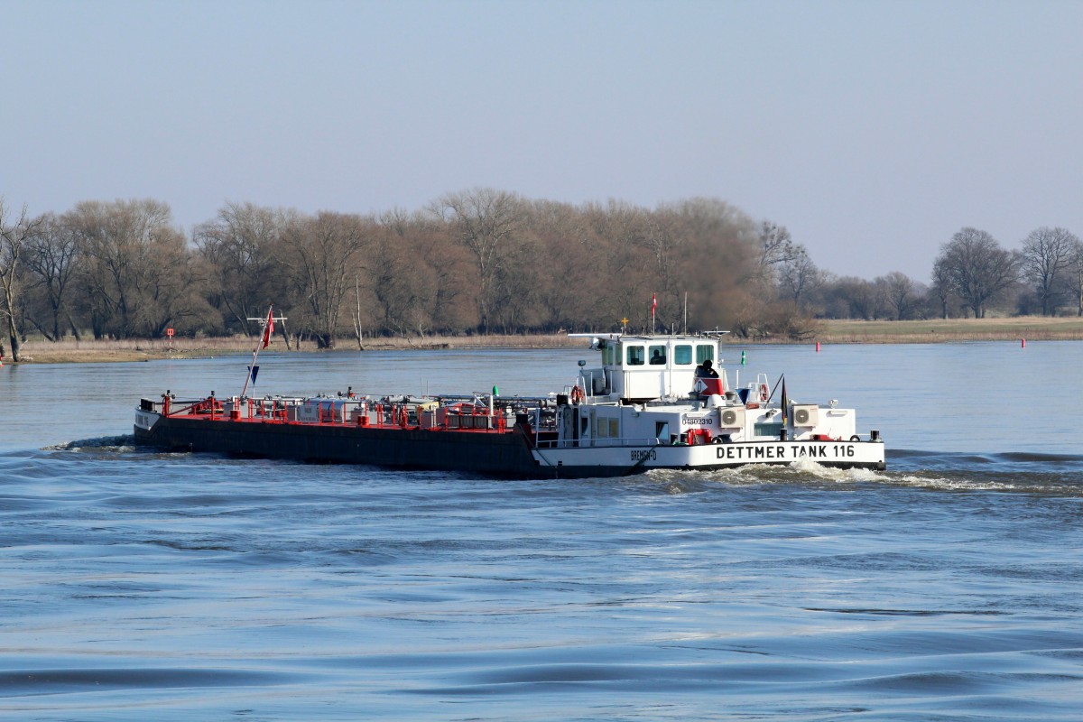 TMS Dettmer Tank 116 (04802310 , 86 x 9m) am 17.03.2016 auf Elbe-Bergfahrt bei Gnevsdorf.