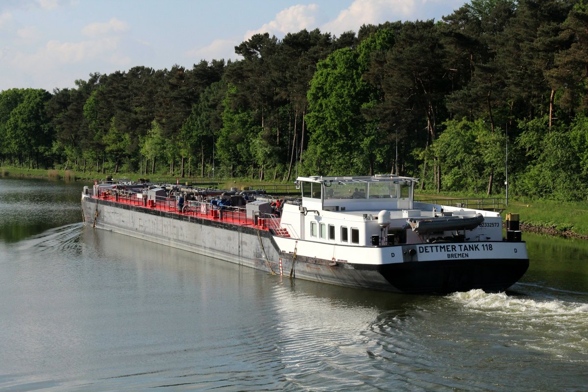 TMS Dettmer Tank 118 (02332573 , 86 x 9,60m) am 11.05.2018 nach dem Verlassen der Schleuse Venhaus im Dortmund-Ems-Kanal weiter auf Talfahrt.