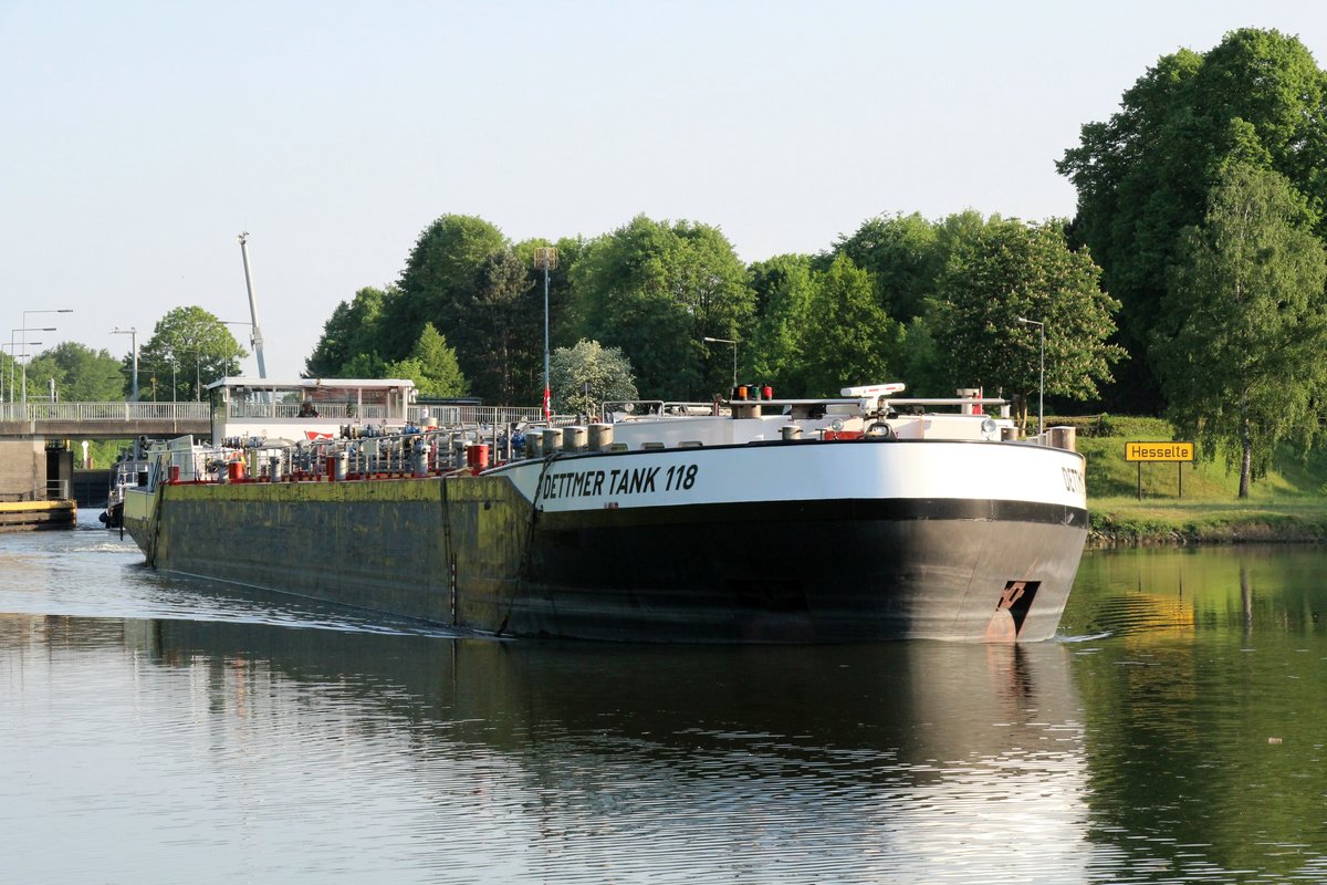 TMS Dettmer Tank 118 (02332573 , 86 x 9,60m) am 11.05.2018 beim Verlassen der Schleuse Hesselte im Dortmund-Ems-Kanal zu Tal.