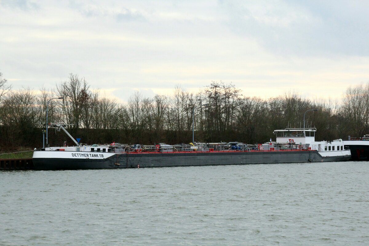 TMS  DETTMER TANK 118  (02332573 , 86 x 9,60m) lag am 15.02.2022 im Oberwasser der Schleuse Sülfeld /  MITTELLANDKANAL.