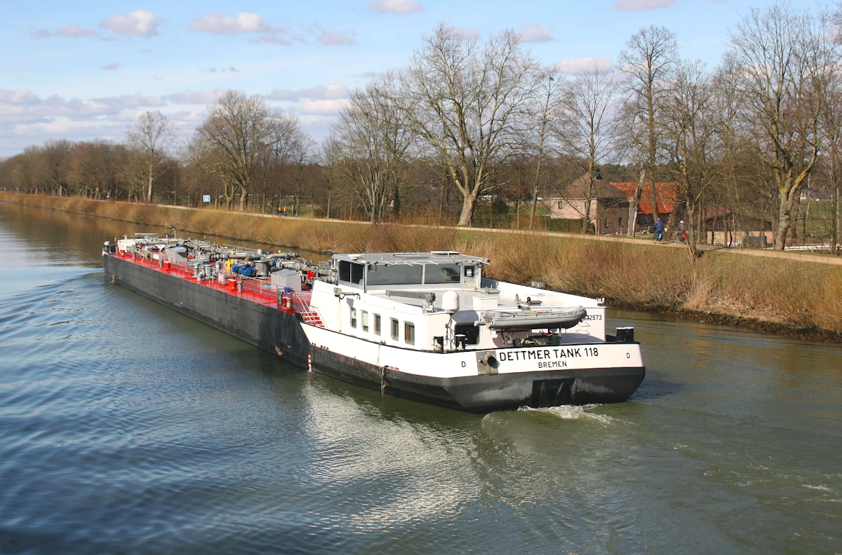 TMS DETTMER TANK 118 (ENI:02332573) Flagge Deutschland L.86m B.9,60 T 1605  am 06.03.2021 zu Tal auf dem WDK in Datteln.