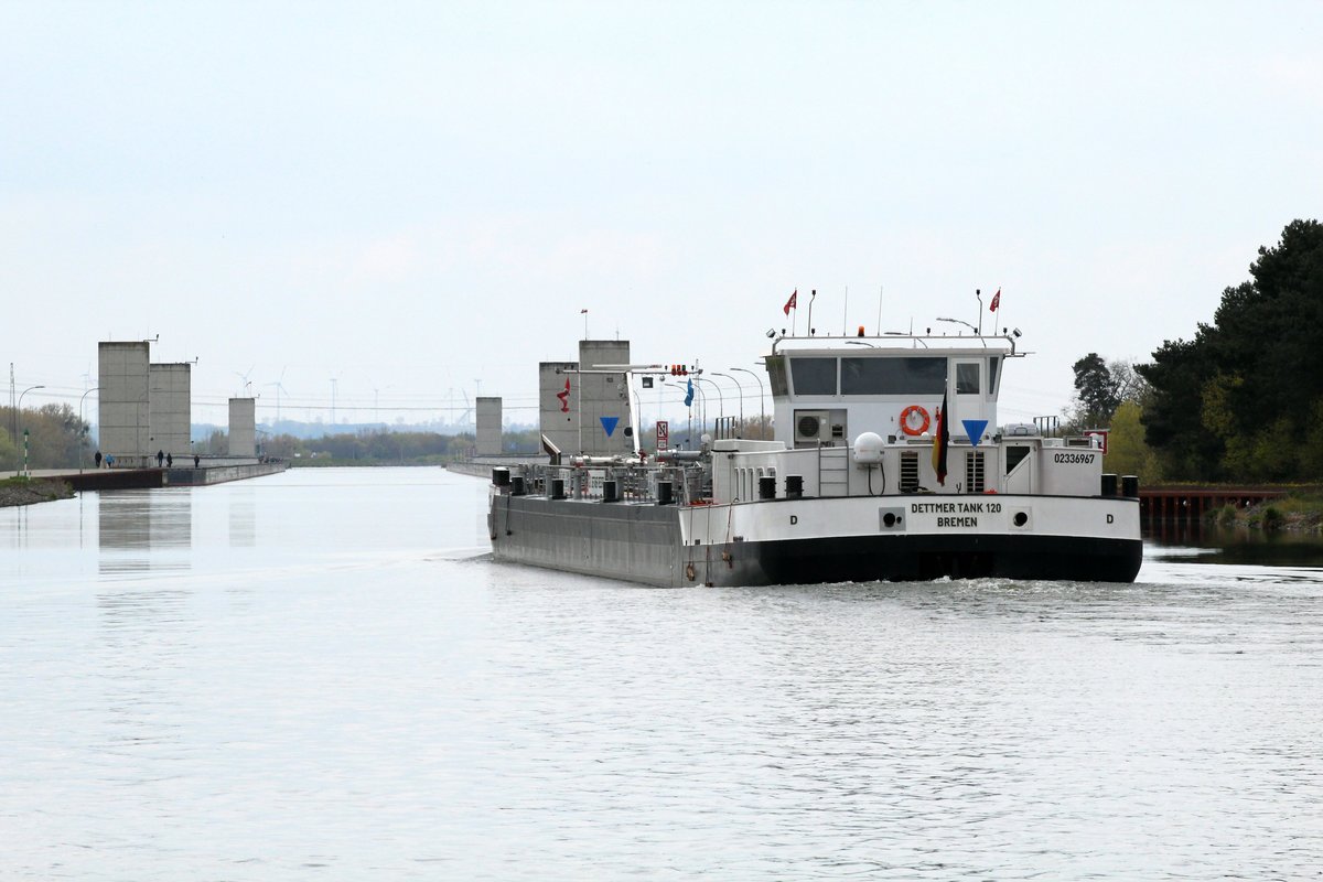 TMS Dettmer Tank 120 (02336967 , 85,95 x 9,60m) am 28.04.2017 auf dem Mittellandkanal zw. der Schleuse Hohenwarthe und der im Hintergrund sichtbaren Trogbrücke über der Elbe.