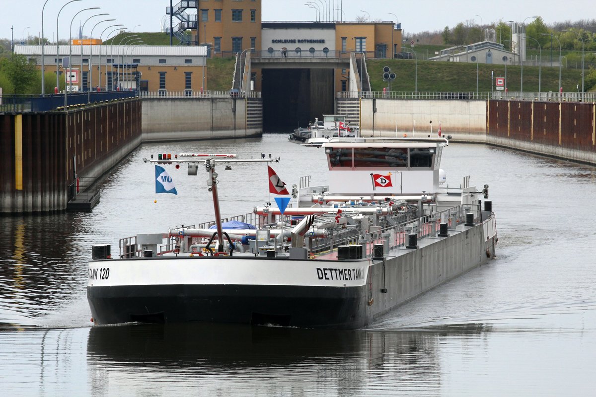 TMS Dettmer Tank 120 (02336967 , 85,95 x 9,60m) am 28.04.2017 nach dem Verlassen der Schleuse Rothensee im gleichnamigen Verbindungskanal.