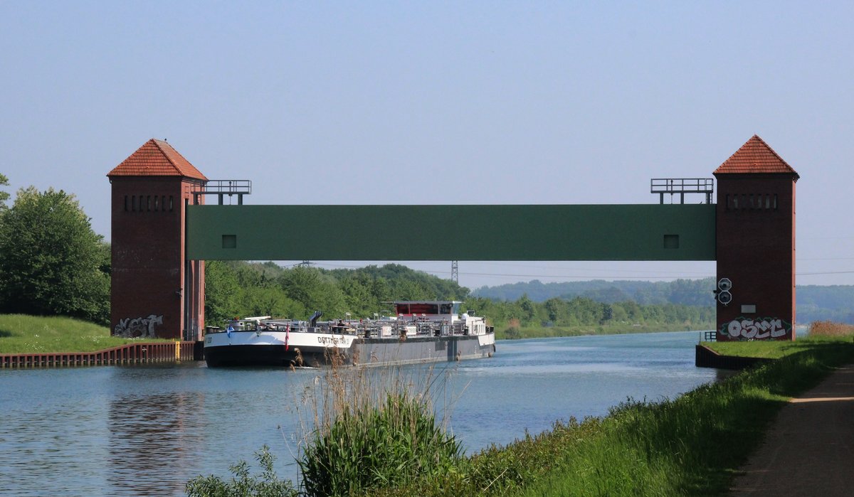 TMS Dettmer Tank 120 (02336967 , 85,95 x 9,60m) am 14.05.2018 beim Unterqueren des südlichen Sperrtores der Lippe-Überführung im Dortmund-Ems-Kanal.