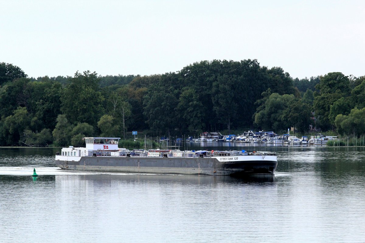 TMS Dettmer Tank 120 (02336967 , 85,95 x 9,60m) am 28.08.2018 im Wendsee / Elbe-Havelkanal bei Kirchmöser-West auf der Fahrt nach Berlin. Im Hintergrund ist die Einfahrt zum nicht mehr genutztem Plauer Kanal. 