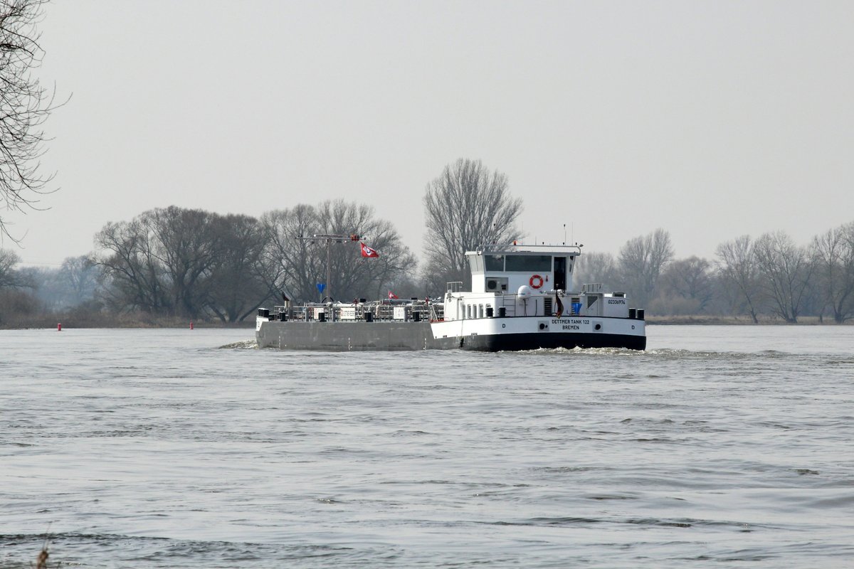 TMS Dettmer Tank 122 (02336974 , 85,95 x 9,60m) am 13.03.2017 auf Elbe-Bergfahrt zw. Niegripp und Glindenberg.