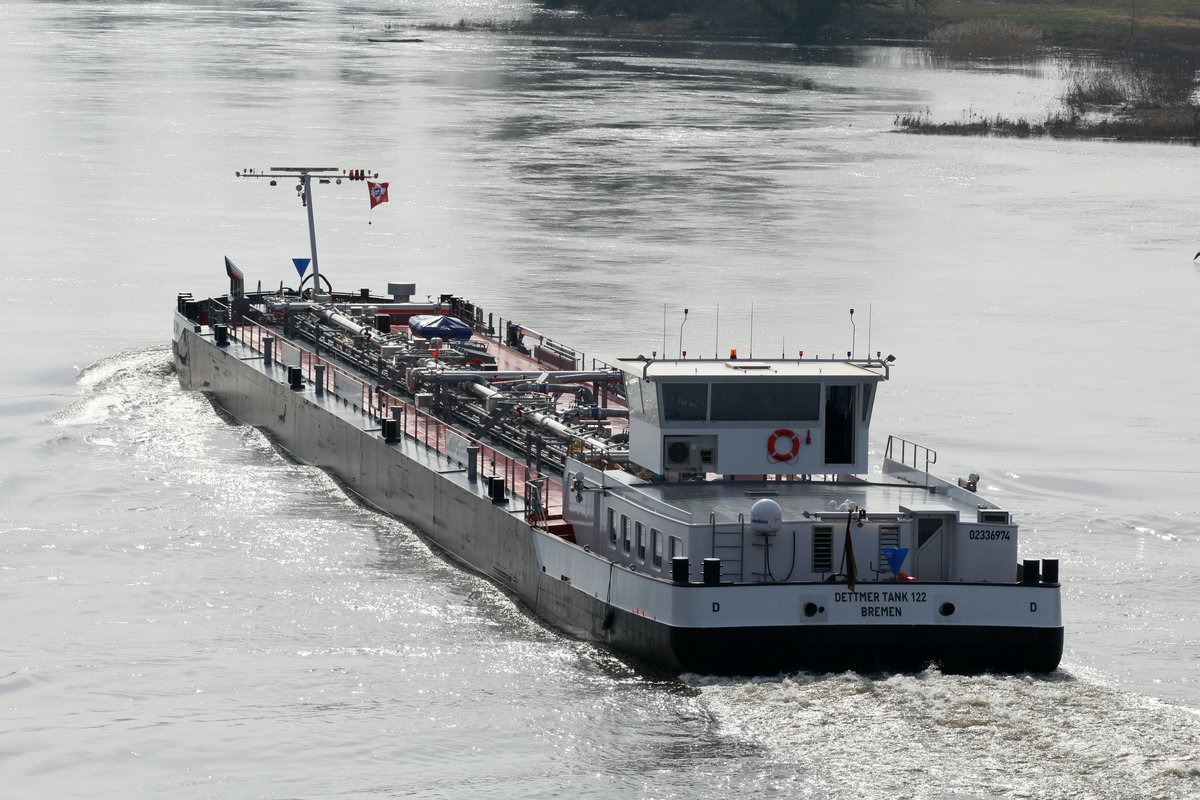 TMS Dettmer Tank 122 (02336974 , 85,95 x 9,60m) am 13.03.2017 auf Elbe-Bergfahrt zw. der Trogbrücke (Mittellandkanal) und der Autobahnbrücke der A2.