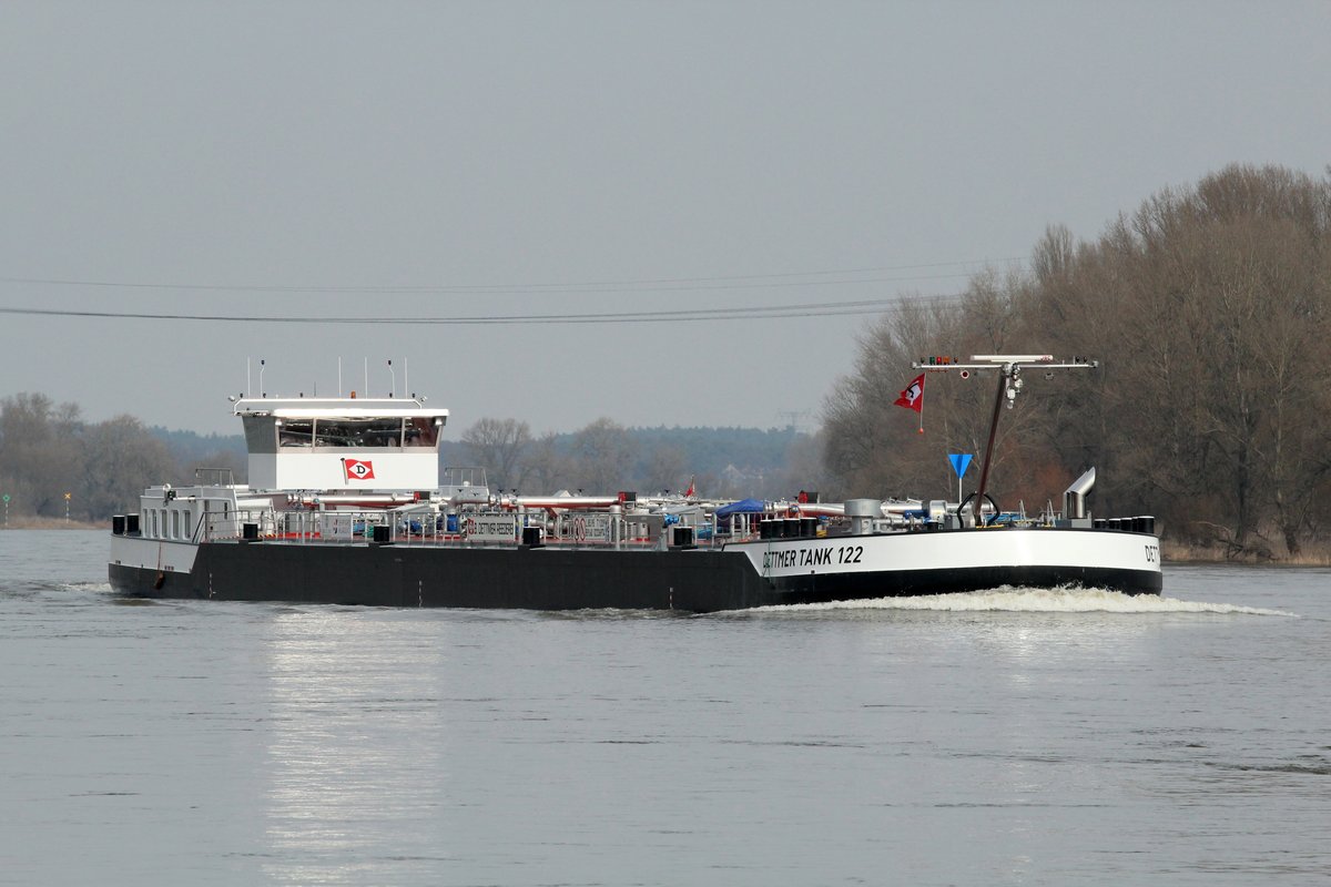 TMS Dettmer Tank 122 (02336974 , 85,95 x 9,60m) am 13.03.2017 auf Elbe-Bergfahrt Höhe Rothenseer Verbindungskanal. 