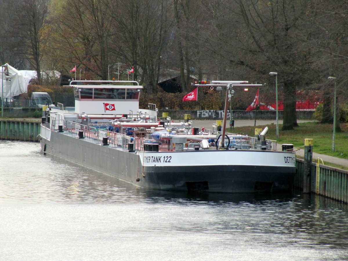 TMS Dettmer Tank 122 (02336974 , 85,95 x 9,60m) lag am 27.11.2017 im Tanschiffhafen in Berlin-Spandau.