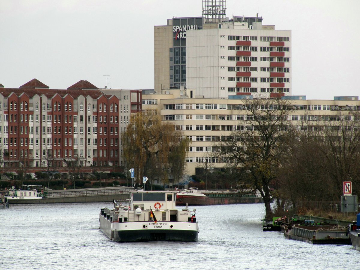 TMS Dettmer Tank 122 (02336974 , 85,95 x 9,60m) am 27.11.2017 auf der Havel in Berlin-Spandau zu Berg. 