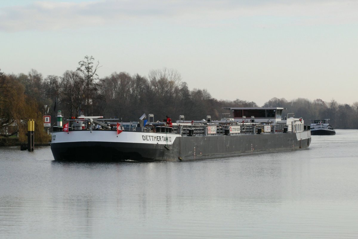 TMS Dettmer Tank 122 (02336974 , 85,95 x 9,60m) am 29.11.2017 auf der Havel kurz vor der Schleuse Brandenburg zu Tal.