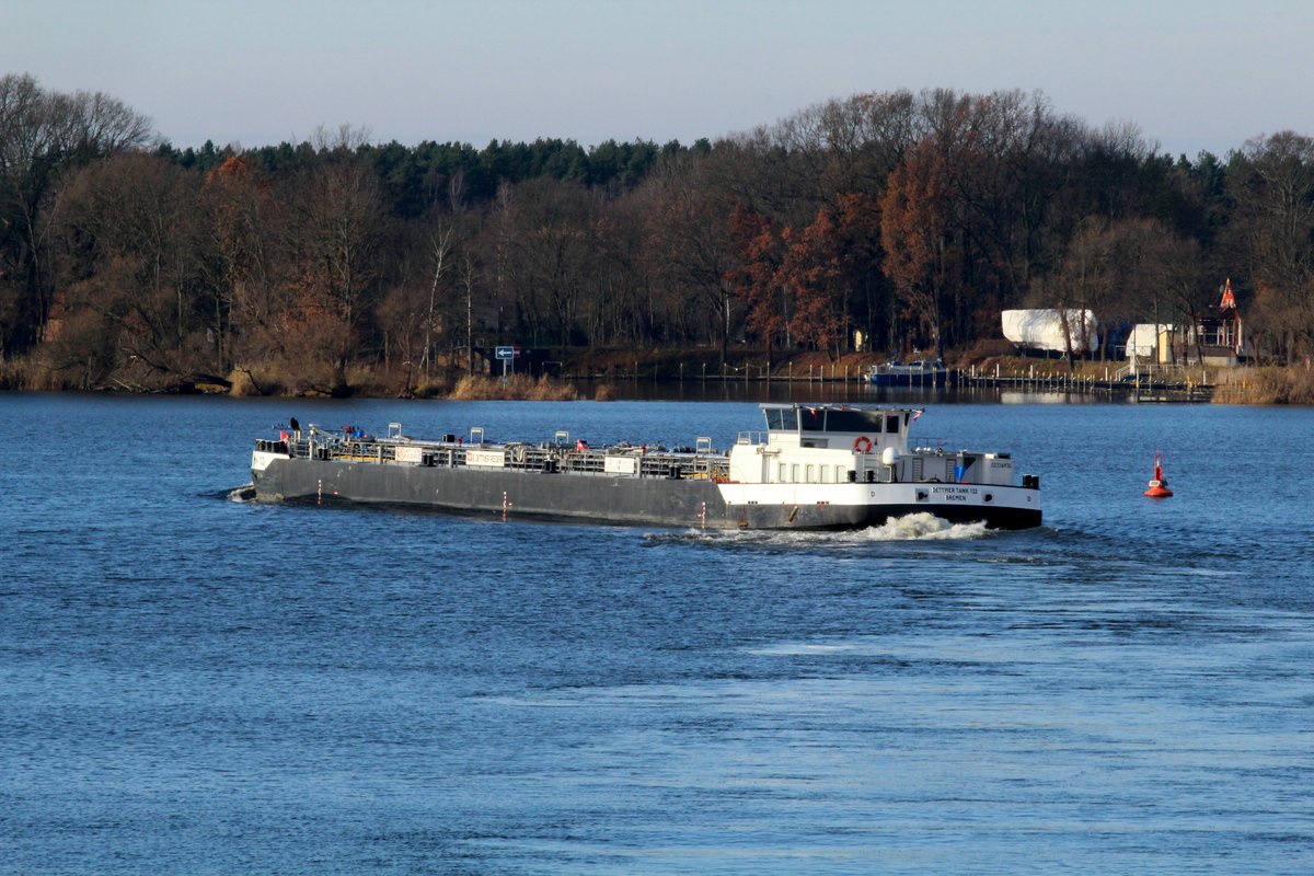 TMS Dettmer Tank 122 (02336974) am 29.11.2017 im Wendsee / Elbe-Havel-Kanal beim Abbiegen nach Backbord. Im Hintergrund ist die Einfahrt zum Plauer Kanal zu sehen.