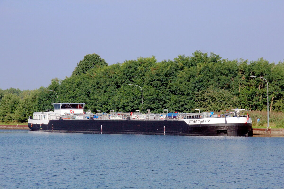 TMS  DETTMER TANK 122  (02336974 , 85,95 x 9,60m)  am 10.09.2021 im Oberwasser der Schleuse Wusterwitz /  ELBE-HAVEL-KANAL.  Nach langer langer Zeit mal wieder ein Tanker mit Mineralölprodukten auf dem Weg nach Berlin. 