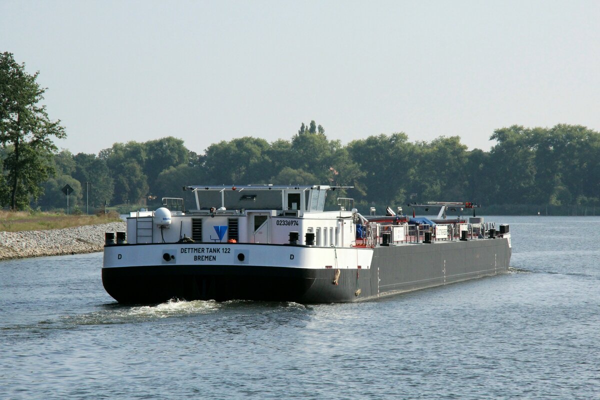 TMS  DETTMER TANK 122  (02336974 , 85,95 x 9,60m) befuhr am 10.09.2021 den  ELBE-HAVEL-KANAL  zw. Wusterwitz und Kirchmöser West nach Berlin.  Hier kurz vor dem Wendsee.