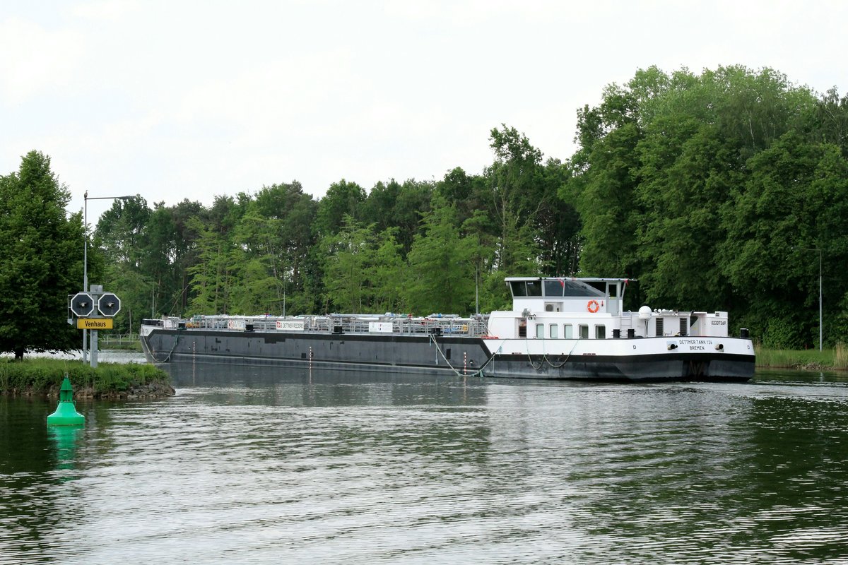 TMS Dettmer Tank 126 (02337369 , 85 x 9,60m) am 12.05.2018 bei der Einfahrt zur Schleuse Venhaus im Dortmund-Ems-Kanal zu Tal.