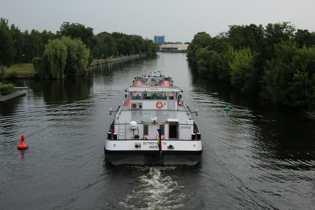 TMS Dettmer Tank 126 (02337369 , 85 x 9,60m) am 22.07.2018 nach dem Passieren der Freybrücke in Berlin auf der Havel zu Berg.