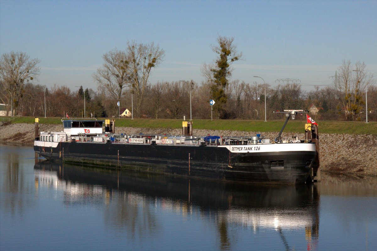 TMS Dettmer Tank 126 (02337369 , 85 x 9,60m) lag am 21.01.2020 im Rothenseer Verbindungskanal und wartete auf Ladung.