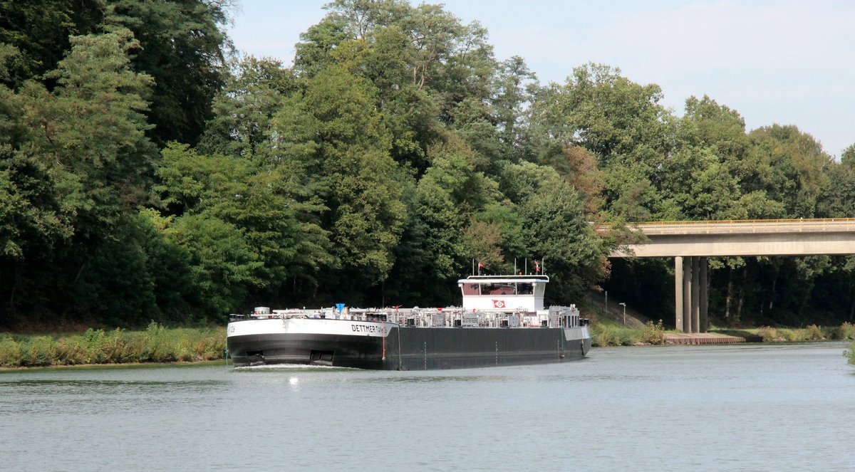 TMS  DETTMER TANK 126  (02337369 , 85 x 9,60m) kam am 02.10.2020 aus dem  MITTELLANDKANAL  zu Tal und bog im Nassen Dreieck nach Backbord in den DEK ein.