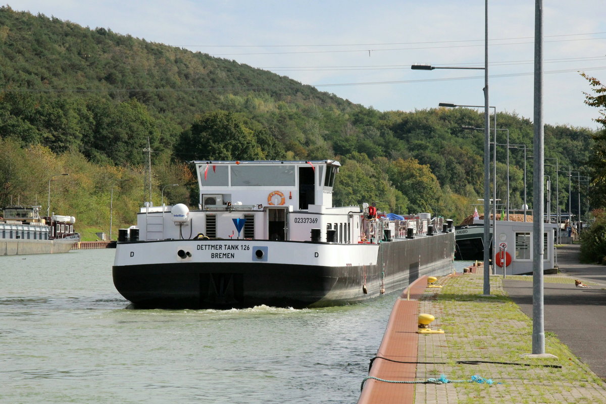 TMS  DETTMER TANK 126  (02337369 , 85 x 9,60m) legte am 02.10.2020 zu einem  kurzen Einkauf  an der Bunkerstation in Bergeshövede / DORTMUND-EMS-KANAL zu Berg an.