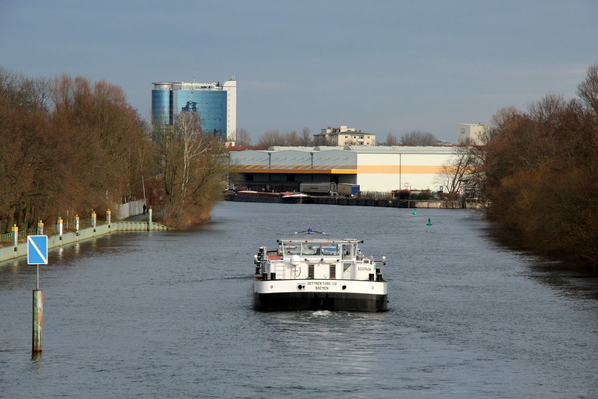 TMS Dettmer Tank 128 (02337434 , 85 x 9,60m) am 24.01.2018 auf der Havel in Berlin nördlich der Freybrücke zu Berg.