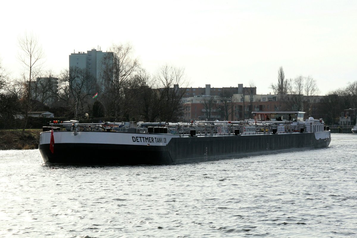 TMS Dettmer Tank 128 (02337434 , 85 x 9,60m) am 24.01.2018 auf Havel-Bergfahrt in Berlin-Spandau.