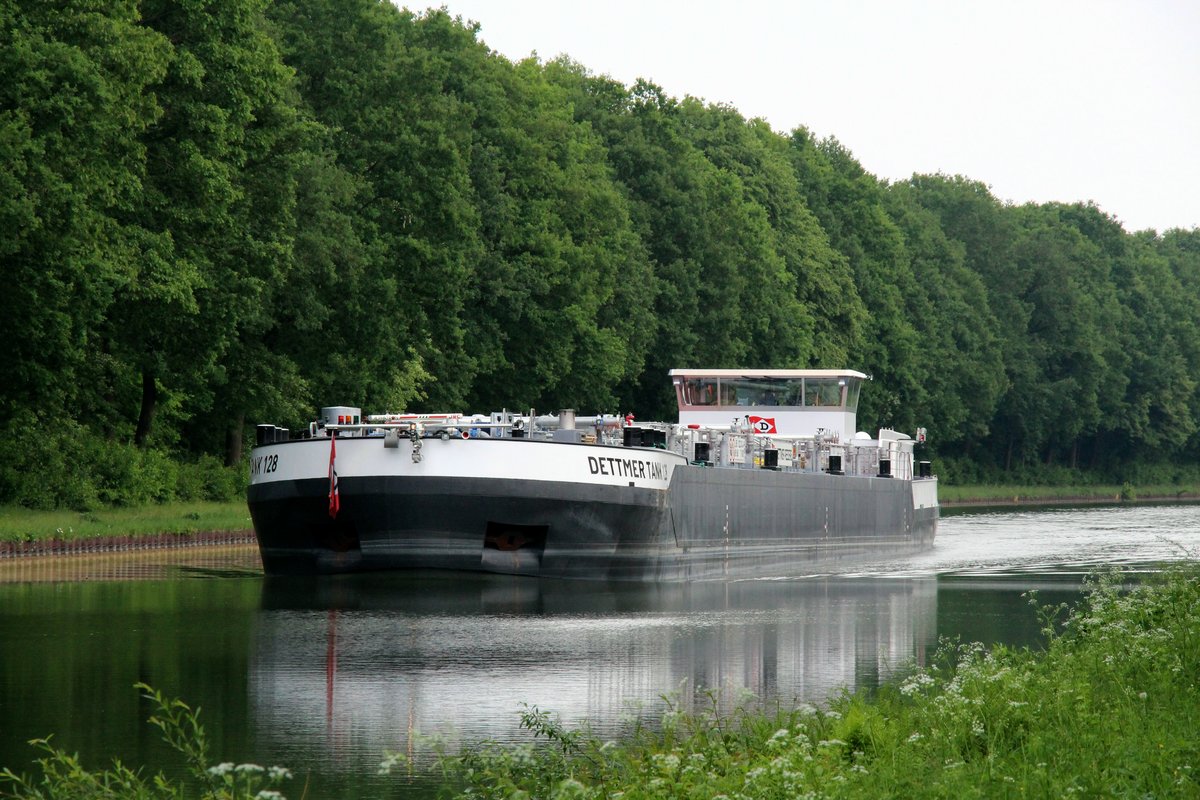 TMS Dettmer Tank 128 (02337434 , 85 x 9,60m) am 13.05.2018 im DEK zw. den Schleusen Bevergern und Rodde auf Talfahrt.