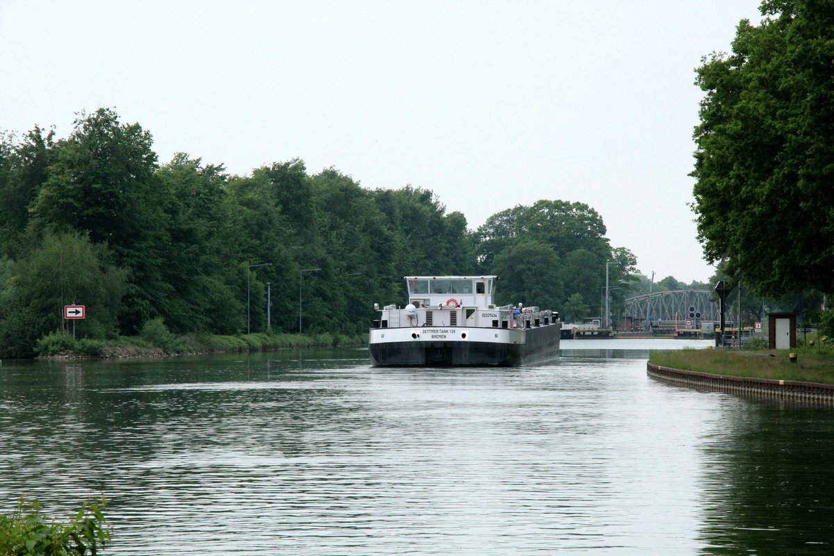 TMS Dettmer Tank 128 (02337434 , 85 x 9,60m) am 13.05.2018 im Dortmund-Ems-Kanal vor der Schleuse Rodde zu Tal.