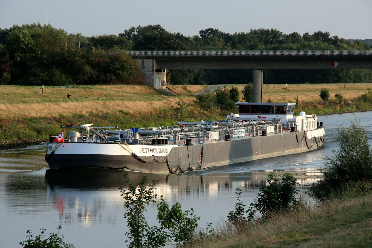 TMS Dettmer Tank 128 (02337434 , 85 x 9,60m) am 23.08.2018 nach dem Verlassen des Schiffshebewerkes Scharnebeck im Elbe-Seitenkanal auf Talfahrt.