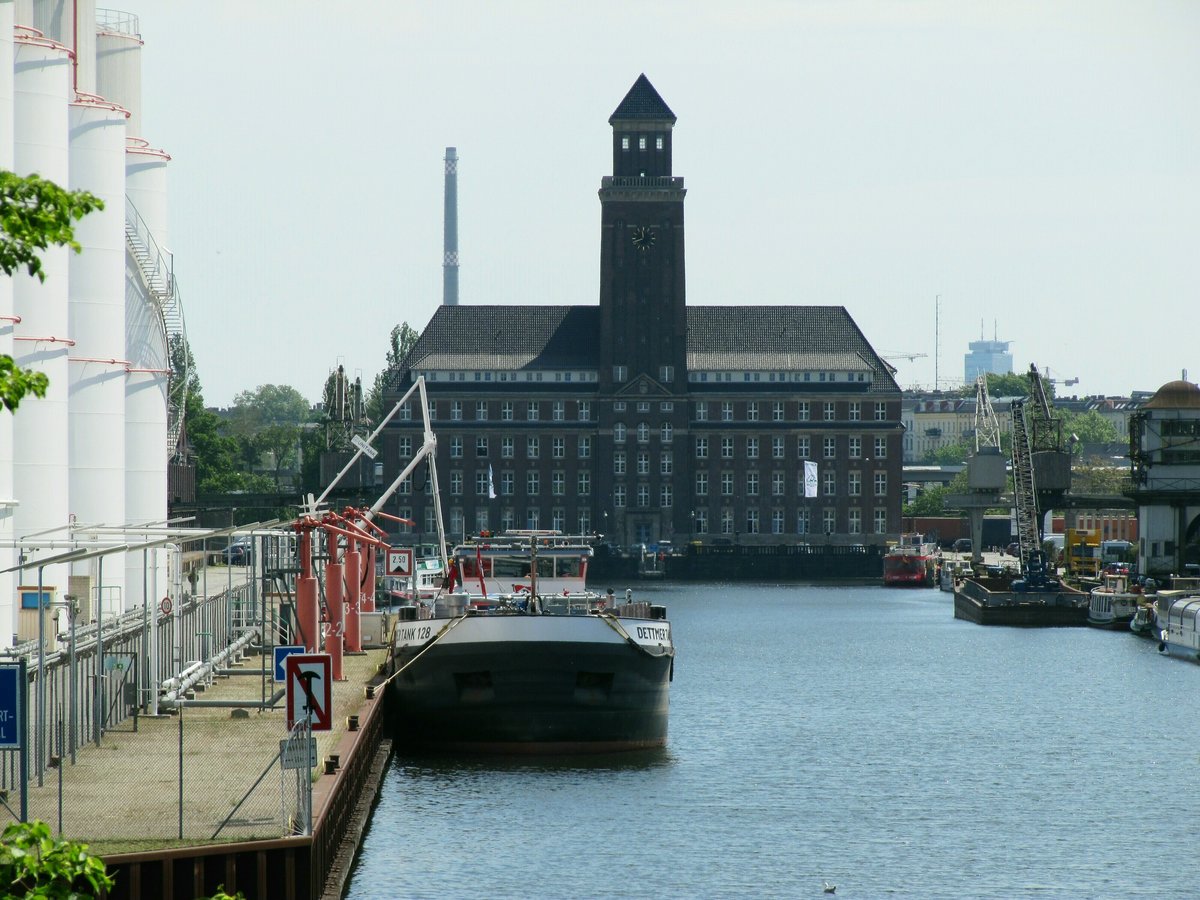 TMS Dettmer Tank 128 (02337434 , 85 x 9,60m) löschte seine Ladung am 20.05.2019 bei der Unitank im Becken II des Berliner Westhafens.